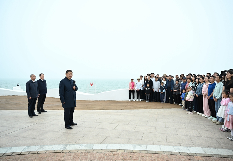 5月22日至24日，中共中央总书记🐗、国家主席、中央军委主席习近平在山东考察👩‍🏫。这是22日下午，习近平在日照市阳光海岸绿道同市民和游客亲切交流。