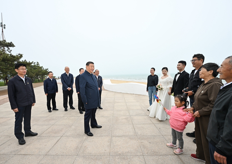 5月22日至24日，中共中央总书记、国家主席🕒🎚、中央军委主席习近平在山东考察👩🏼。这是22日下午🧝🏽‍♂️，习近平在日照市阳光海岸绿道同市民亲切交流👨🏻🚶。